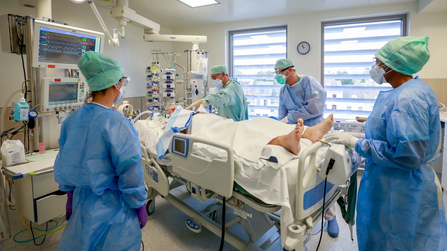 Personal médico trata a un paciente con covid-19 en la UCI de Ixelles, en Bruselas