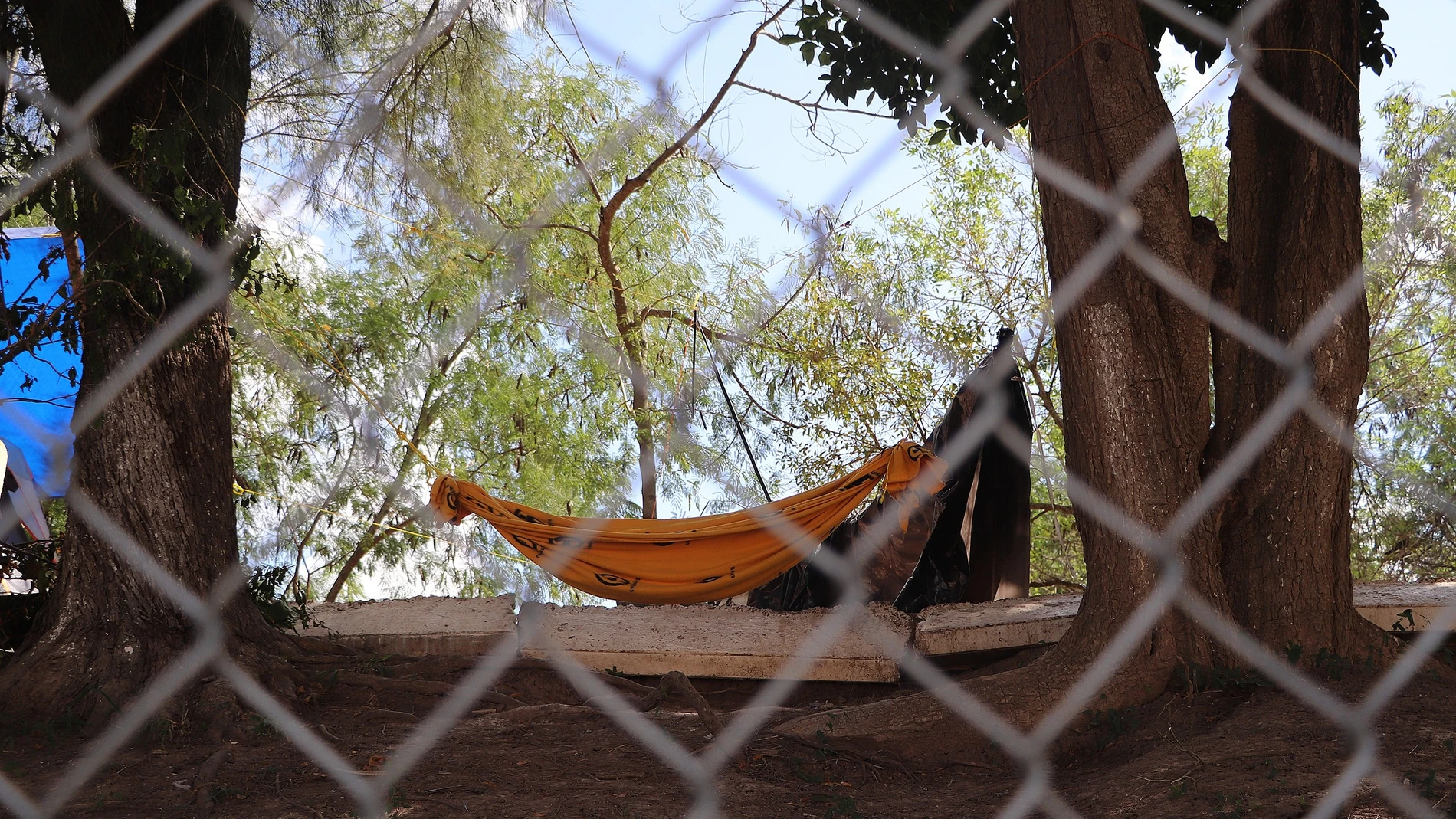 Fotografía de un campamento de migrantes el 23 de octubre de 2020, en la ciudad de Matamoros, en el estado de Tamaulipas (México). La esperanza de los migrantes varados ante una posible victoria demócrata se mezcla con la cautela de los empresarios del norte de México y una ciudadanía que espera que, sea cual sea el ganador de las presidenciales del 3 de noviembre en Estados Unidos, pronto se reabra totalmente la frontera.