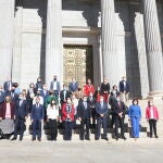 Fotografía conjunta de los miembros de la Comisión de seguimiento y evaluación del Pacto de Toledo, frente al Congreso de los Diputados, en Madrid (España), a 27 de octubre de 2020.