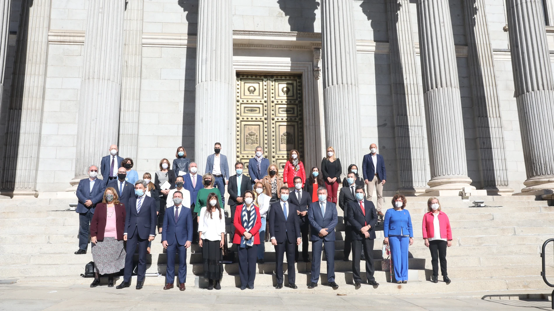 Fotografía conjunta de los miembros de la Comisión de seguimiento y evaluación del Pacto de Toledo, frente al Congreso de los Diputados, en Madrid (España), a 27 de octubre de 2020.
