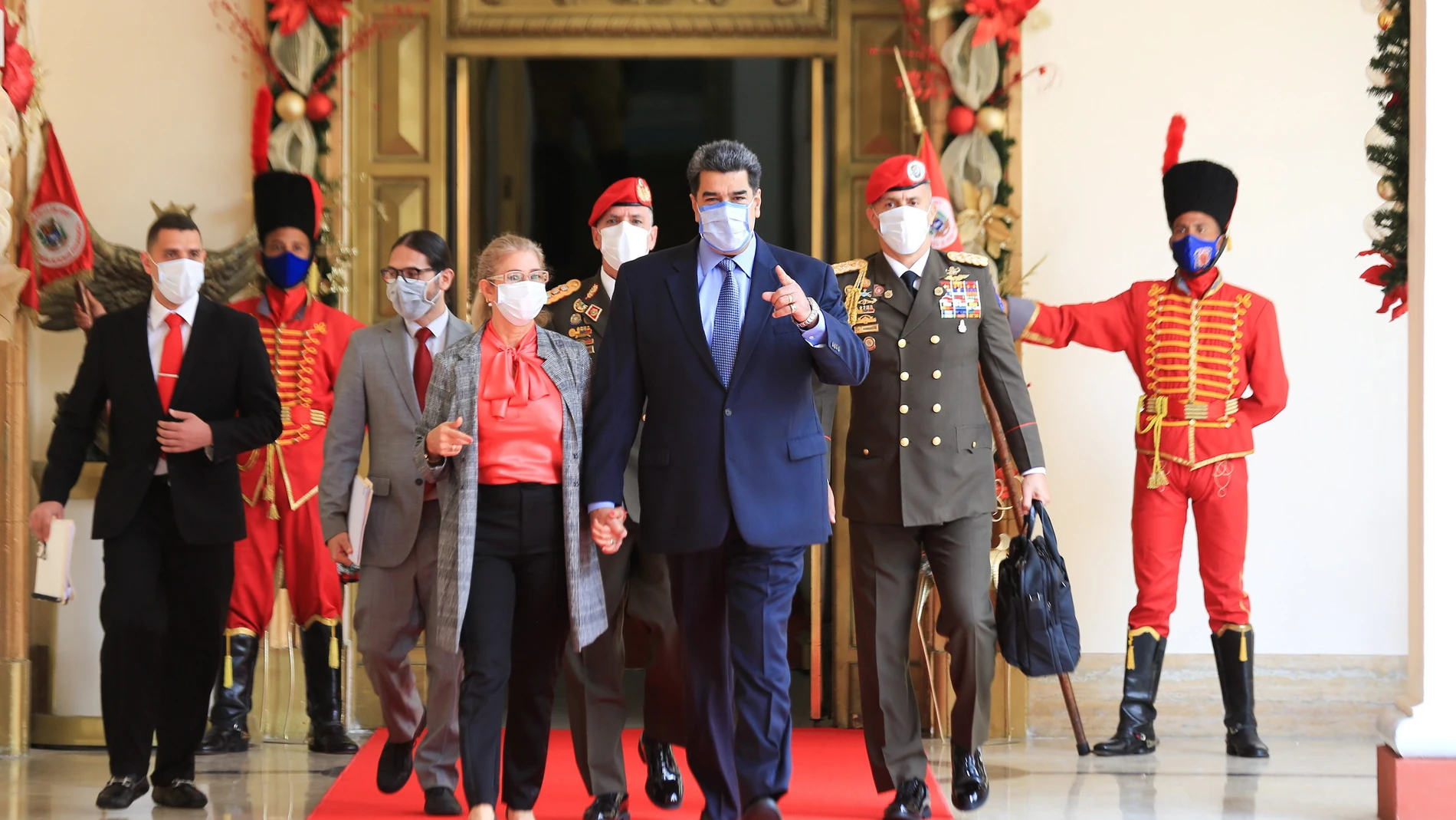 El presidente bolivariano junto a su mujer Cilia Flores en el Palacio de Miraflores antes de dar su rueda de prensa sobre la fuga de Leopoldo López