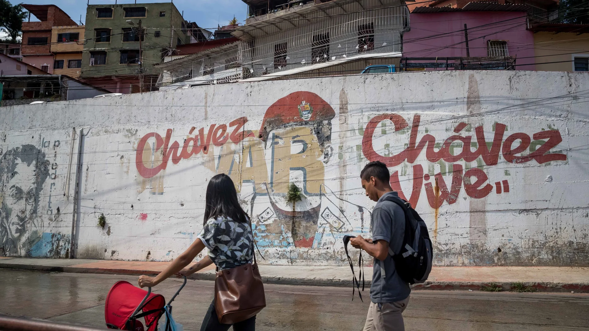 ACOMPAÑA CRÓNICA: VENEZUELA ARTE AME4039. CARACAS (VENEZUELA), 28/10/2020.- Fotografía que muestra un dibujo desgastado del fallecido líder venezolano Hugo Chávez, en la pared de contención en el sector "23 de Enero", el 20 de octubre de 2020 en Caracas (Venezuela). Si Venezuela era en la década de 1950 un país por poblar, los caraqueños asumieron que la capital era un lienzo por pintar. Y lo hicieron: artistas de vanguardia dejaron su sello en las calles en forma de mosaicos, esculturas y edificios que hoy dan paso a grafitis, algunos para propagar el arte y otros, la mayoría, para difundir ideas. EFE/Miguel Gutiérrez