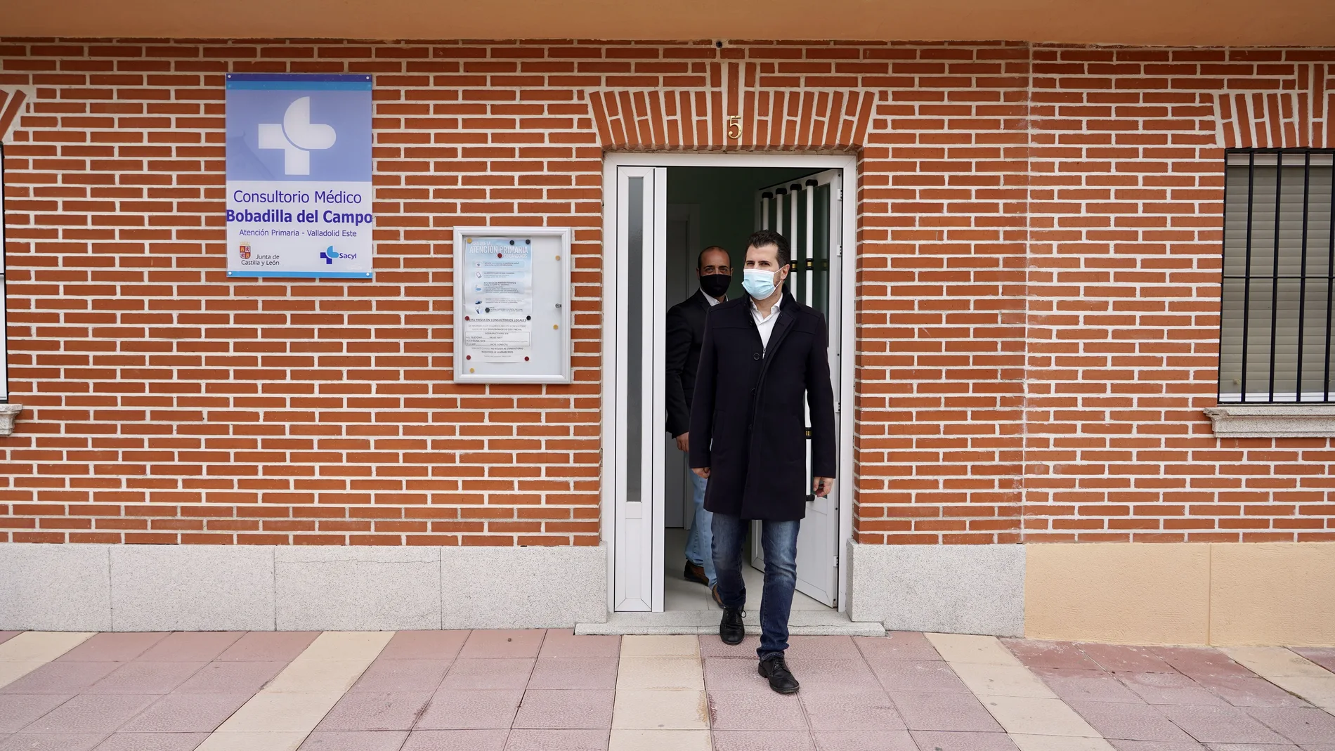 El secretario regional del PSOE, Luis Tudanca, visita el consultorio de Bobadilla del Campo, reformado con fondos propios de este ayuntamiento vallisoletano
