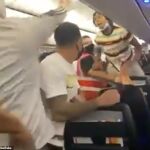 Momento de la pelea en un vuelo que aterrizó en Puerto Rico