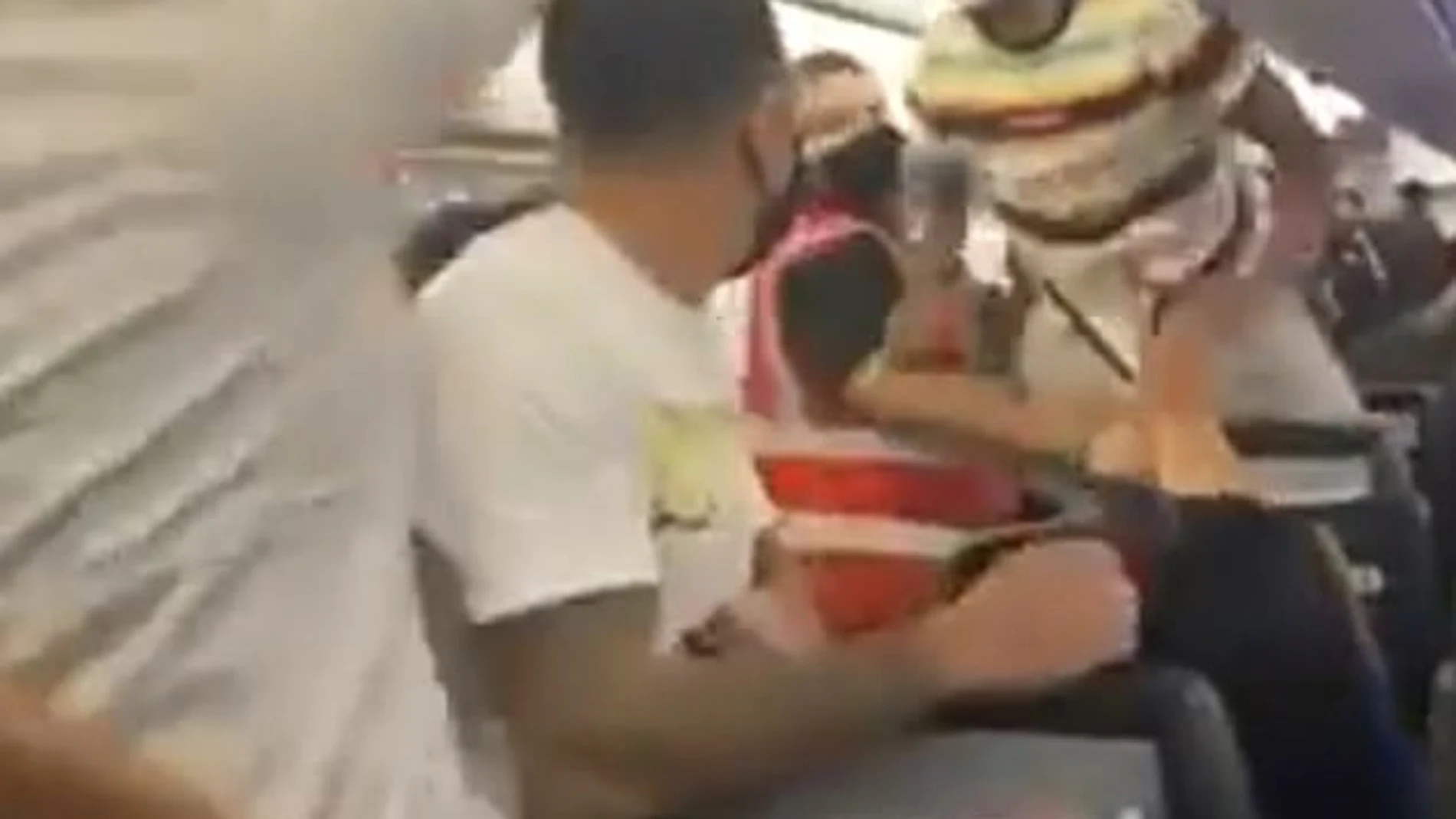 Momento de la pelea en un vuelo que aterrizó en Puerto Rico