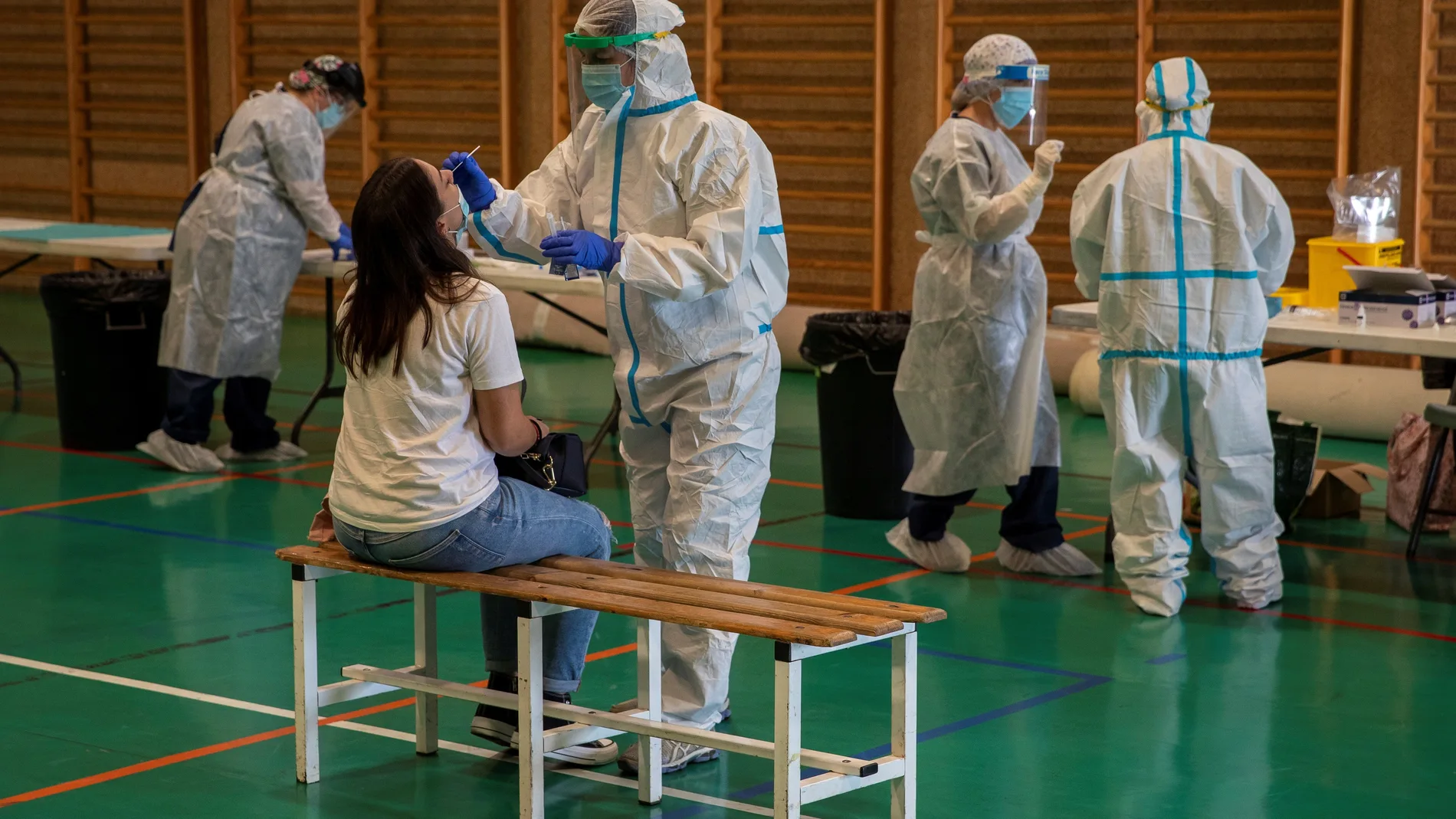 Vecinos de Pino Montano, en Sevilla, se someten voluntariamente al test de antígenos