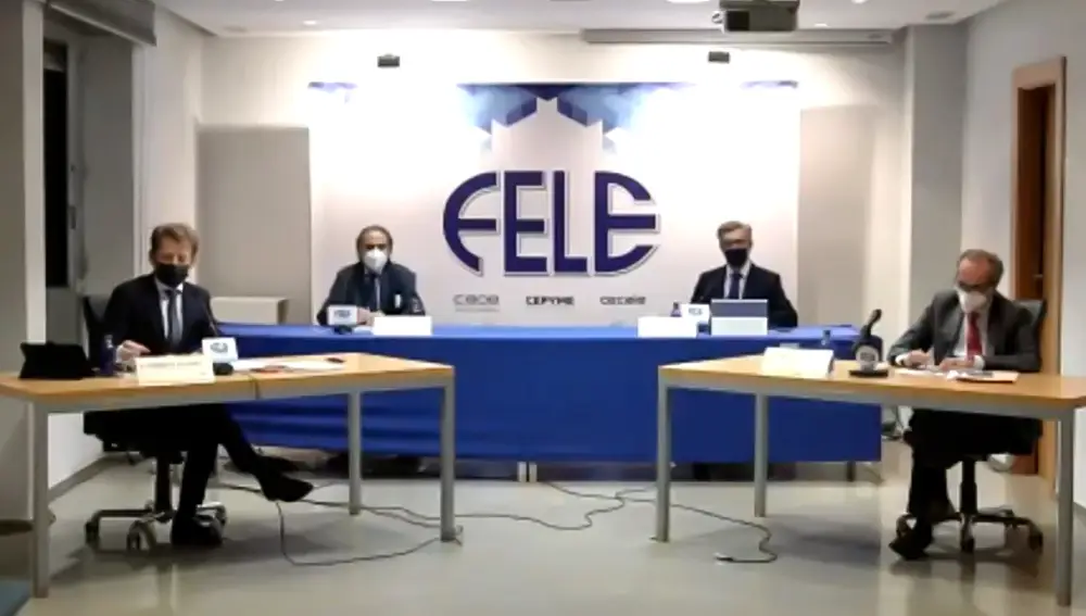 El presidente de la Confederación Española de Organizaciones Empresariales (CEOE), Antonio Garamendi, y el de la Federación Leonesa de Empresarios, Javier Cepedano, clausuran la asamblea general anual de la entidad