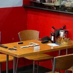 En la imagen, una mesa del bar que seguía abierto