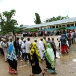 Largas colas para votar en un colegio de Zanzíbar (Tanzania)