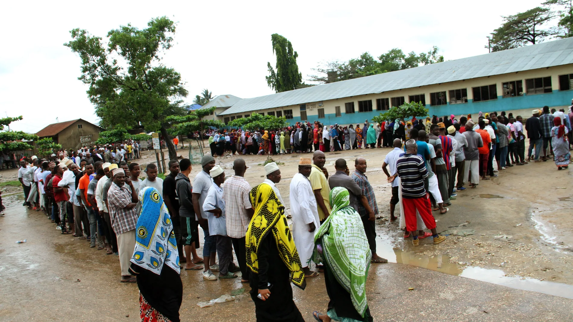 Largas colas para votar en un colegio de Zanzíbar (Tanzania)