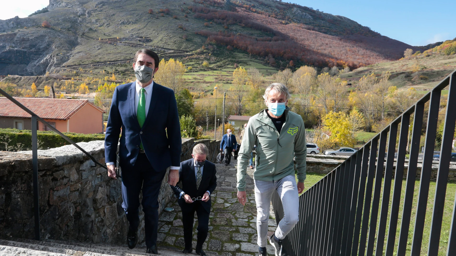 El consejero de Fomento y Medio Ambiente, Juan Carlos Suárez-Quiñones, presenta el proyecto de naturaleza, turismo y desarrollo rural "Zona Alfa León" junto a su impulsor Jesús Calleja