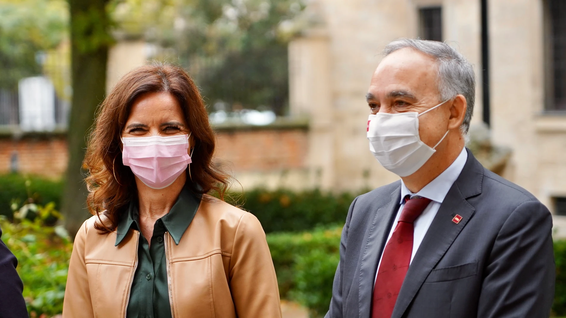 El rector de la Universidad de Valladolid, Antonio Largo Cabrerizo, y la consejera de Empleo e Industria, Ana Carlota Amigo, firman el convenio por el que la Junta se incorpora a la Cátedra de Innovación para el Comercio de la UVa.