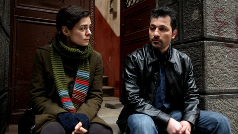 Piluca Martín es la encargada de darle voz española a Bahar Çeşmeli, interpretada por ÖzgeGE Özpirinççi, en la serie turca «Mujer». Cholo Moratalla no es sólo el director de doblaje de la serie, sino que también pone la voz de Arif, interpretado por Feyyaz Duman