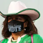Deirdre Barrett lleva mascarilla y espera la cola del voto anticipado en Houston, Texas, para evitar aglomeraciones el 3 de noviembre
