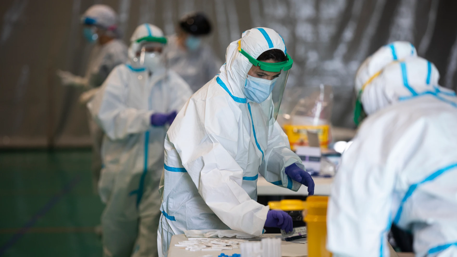 Sanitarios se protegen durante la realización masiva de pruebas en Sevilla
