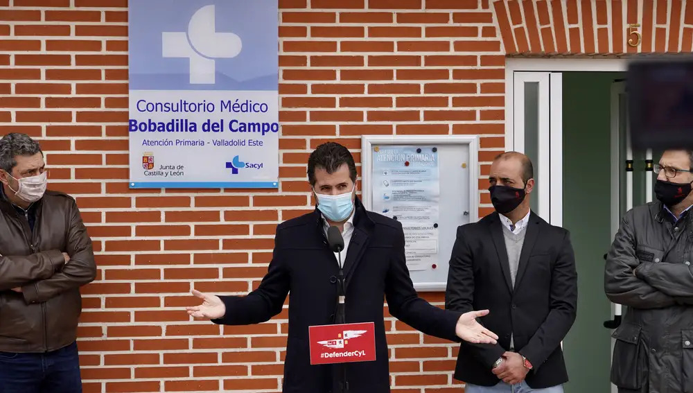 El secretario regional del PSOE, Luis Tudanca, atiende a los periodistas tras visitar el consultorio médico de Bobadilla del Campo, en Valladolid, en compañía de su alcalde Francisco Pastor