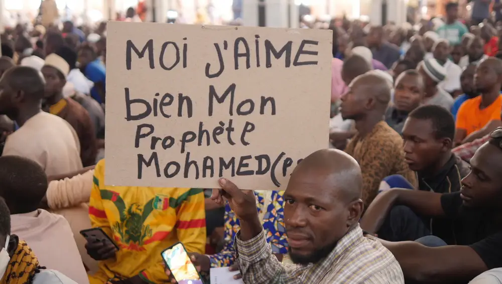 Bamako (Mali), 28/10/2020.- Un musulmán maliense sostiene una pancarta en la que puede leerse &quot;Yo amo a mi Profeta Mahoma&quot;, en una reunión de protesta contra las palabras dichas por el Presidente francés Emmanuel Macron sobre las caricaturas de Mahoma.
