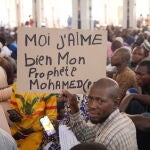 Bamako (Mali), 28/10/2020.- Un musulmán maliense sostiene una pancarta en la que puede leerse "Yo amo a mi Profeta Mahoma", en una reunión de protesta contra las palabras dichas por el Presidente francés Emmanuel Macron sobre las caricaturas de Mahoma.