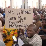 Bamako (Mali), 28/10/2020.- Un musulmán maliense sostiene una pancarta en la que puede leerse &quot;Yo amo a mi Profeta Mahoma&quot;, en una reunión de protesta contra las palabras dichas por el Presidente francés Emmanuel Macron sobre las caricaturas de Mahoma.