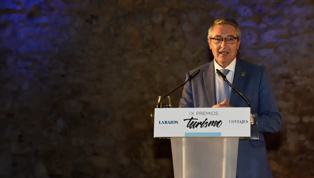 Francisco Salado, alcalde de Rincón de la Victoria, durante su discurso de agradecimiento en la IX edición de los Premios VD Viajes de LA RAZÓN
