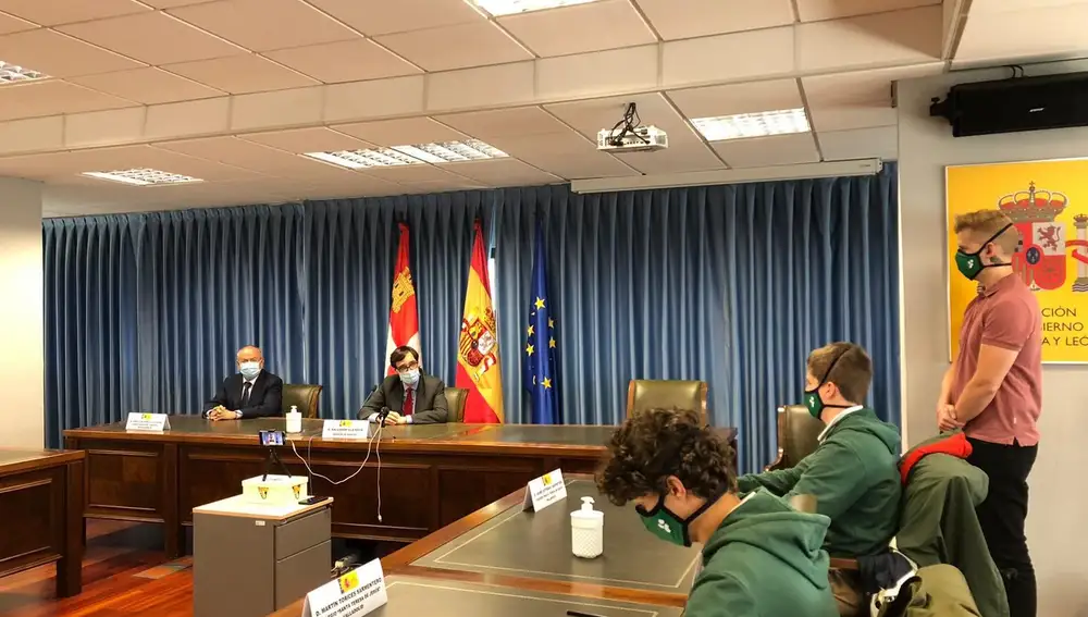 Un momento de la entrevista al ministro Illa por parte de los alumnos de la Escuela Teresiana de Valladolid