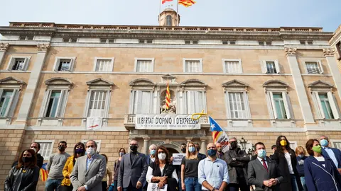 El vicepresidente de la Generalitat en funciones de presidente, Pere Aragonés, la consellera de Presidencia, Meritxell Budó, el vicepresidente de Omnium, Marcel Mauri, la presidenta de ANC, Elisenda Paluzie, y el expresidente catalán Quim Torra, entre otros, en una concentración ante la Generalitat