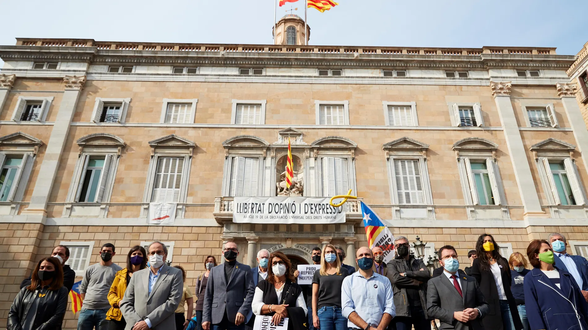 El vicepresidente de la Generalitat en funciones de presidente, Pere Aragonés, la consellera de Presidencia, Meritxell Budó, el vicepresidente de Omnium, Marcel Mauri, la presidenta de ANC, Elisenda Paluzie, y el expresidente catalán Quim Torra, entre otros, en una concentración ante la Generalitat