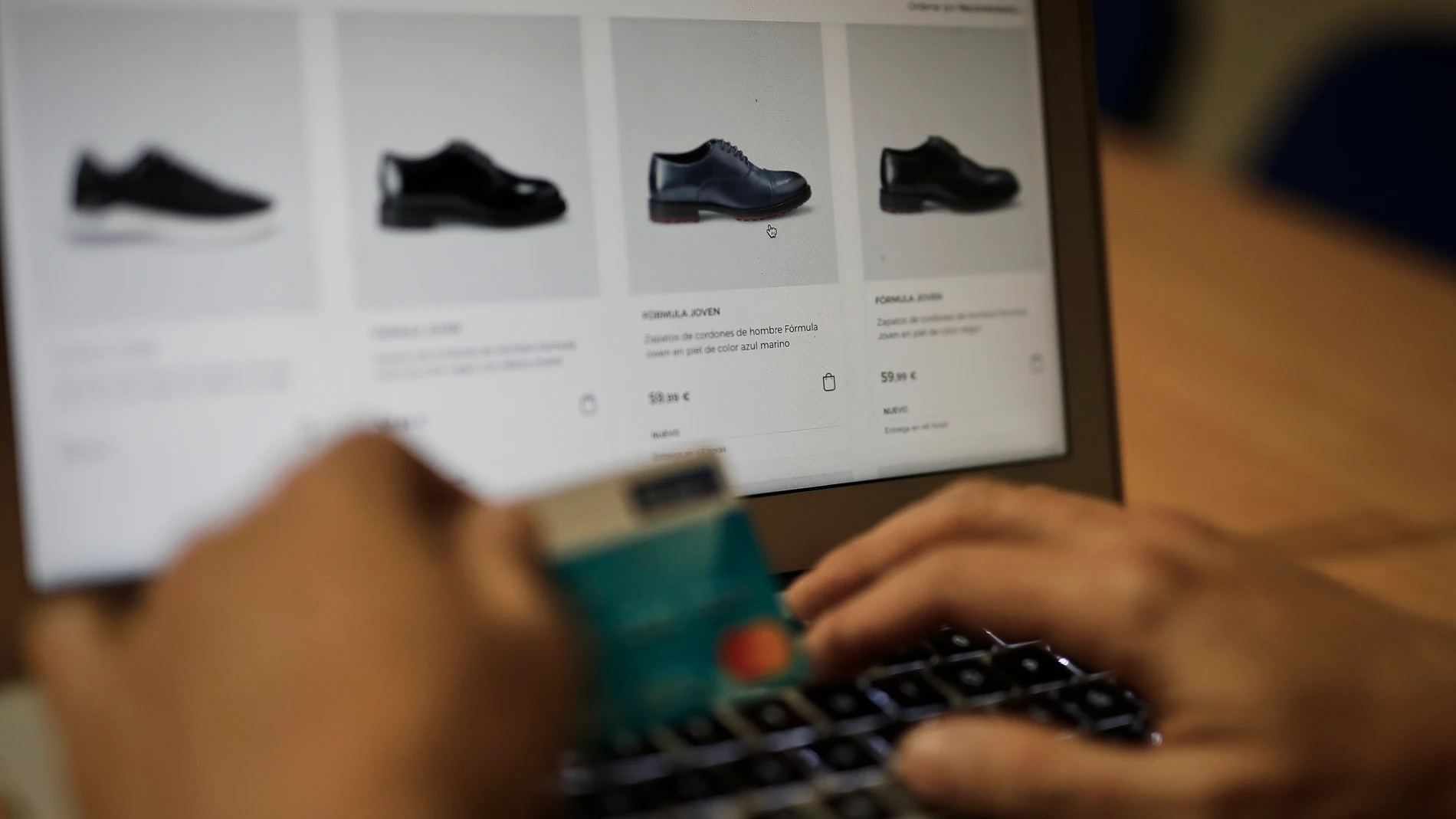 Una persona se dispone a pagar con su tarjeta de crédito una compra online