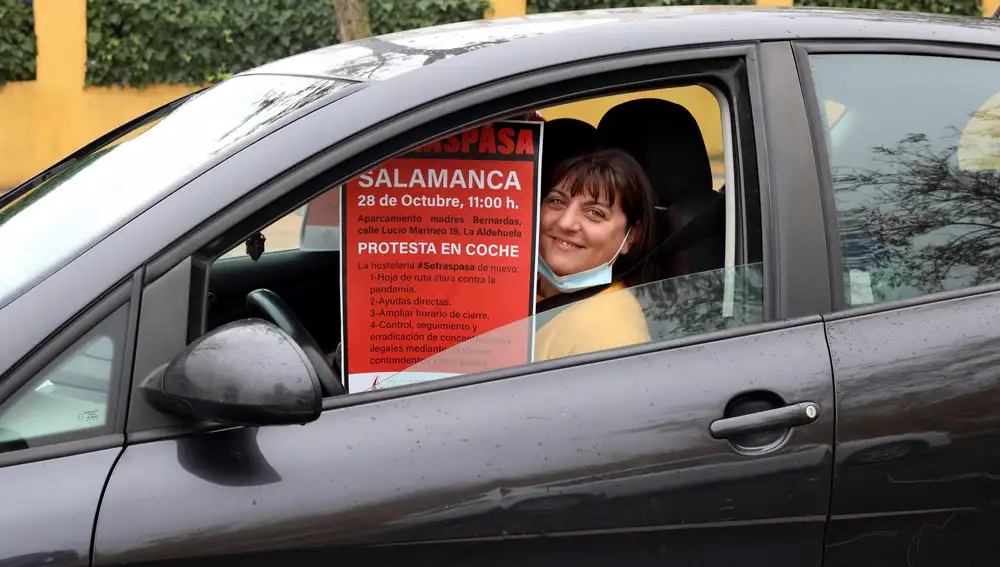 GRAF9304. SALAMANCA, 28/10/2020.- Los hosteleros de Salamanca cierran sus negocios contra las medidas adoptadas en el toque de queda y han convocado una protesta en coche por las calles de la capital salmantina. EFE/ Jmgarcia