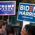 Simpatizantes de Donald Trump y Joe Biden discuten por el recuento electoral en Gerogia