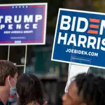 Simpatizantes de Donald Trump y Joe Biden discuten por el recuento electoral en Gerogia