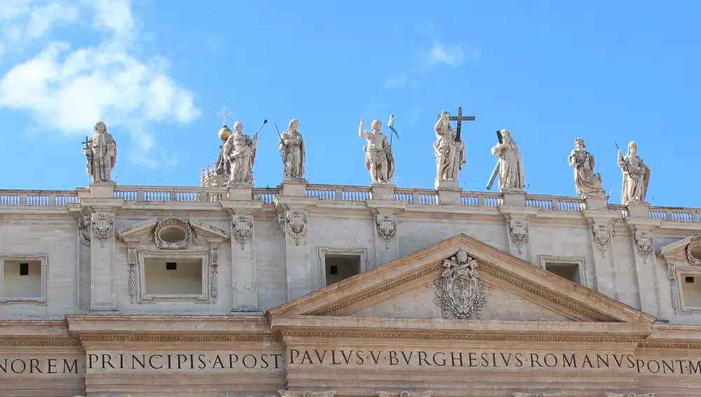 Cristo Redentor, San Juan Bautista y los apóstoles en la fachada de la Basílica de San Pedro