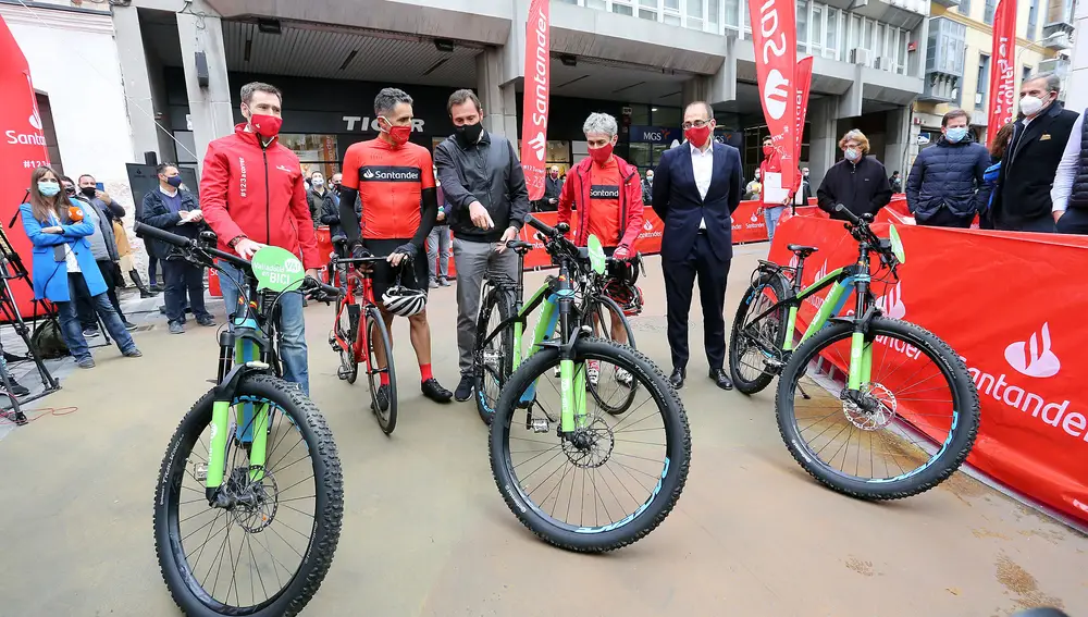 Los exciclistas Miguel Induráin y Martín Fiz participan en el Desafío que lleva su nombre por las calles de Valladolid junto al alcalde de la ciudad, Óscar Puente