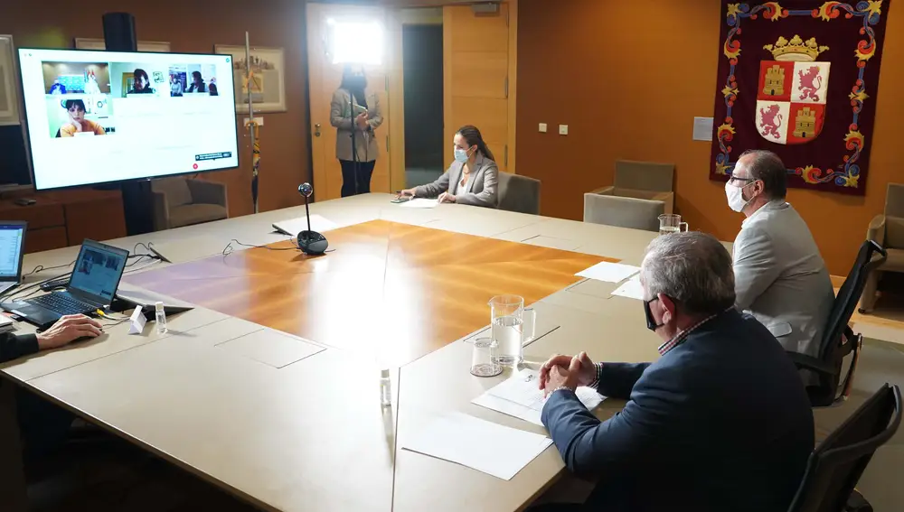 El presidente de las Cortes de Castilla y León, Luis Fuentes, mantiene una reunión con el secretario general de la organización agraria UPA, Aurelio González, y con la presidenta de la Federación de Asociaciones de Mujeres Rurales (Fademur), Loreto Fernández, que participa de forma telemática, en un encuentro enmarcado en los actos del Día de la Mujer Rural