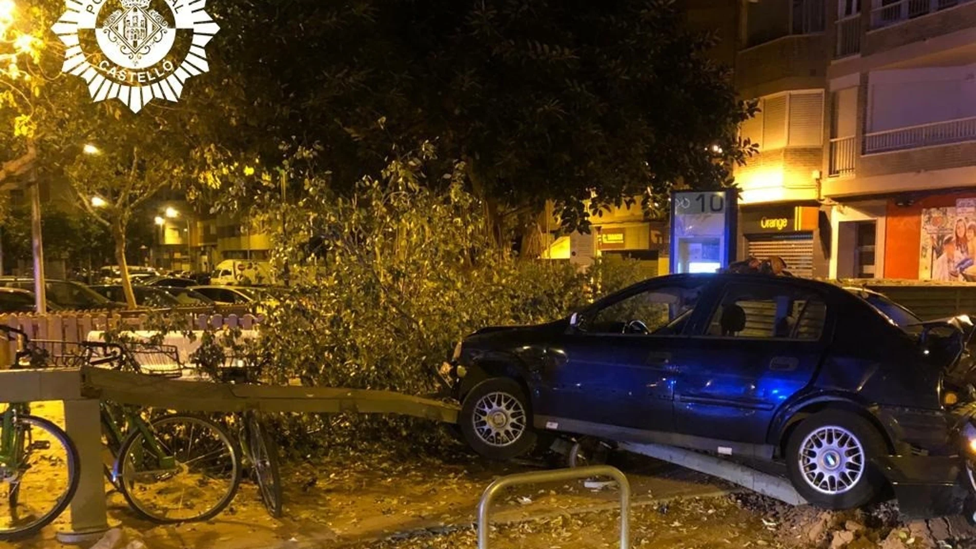 El vehículo se empotró contra un árbol, una estación de bicis y el coche patrulla que le perseguía