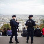 Policías franceses patrullan cerca de la Basílica del Sagrado Corazón en París