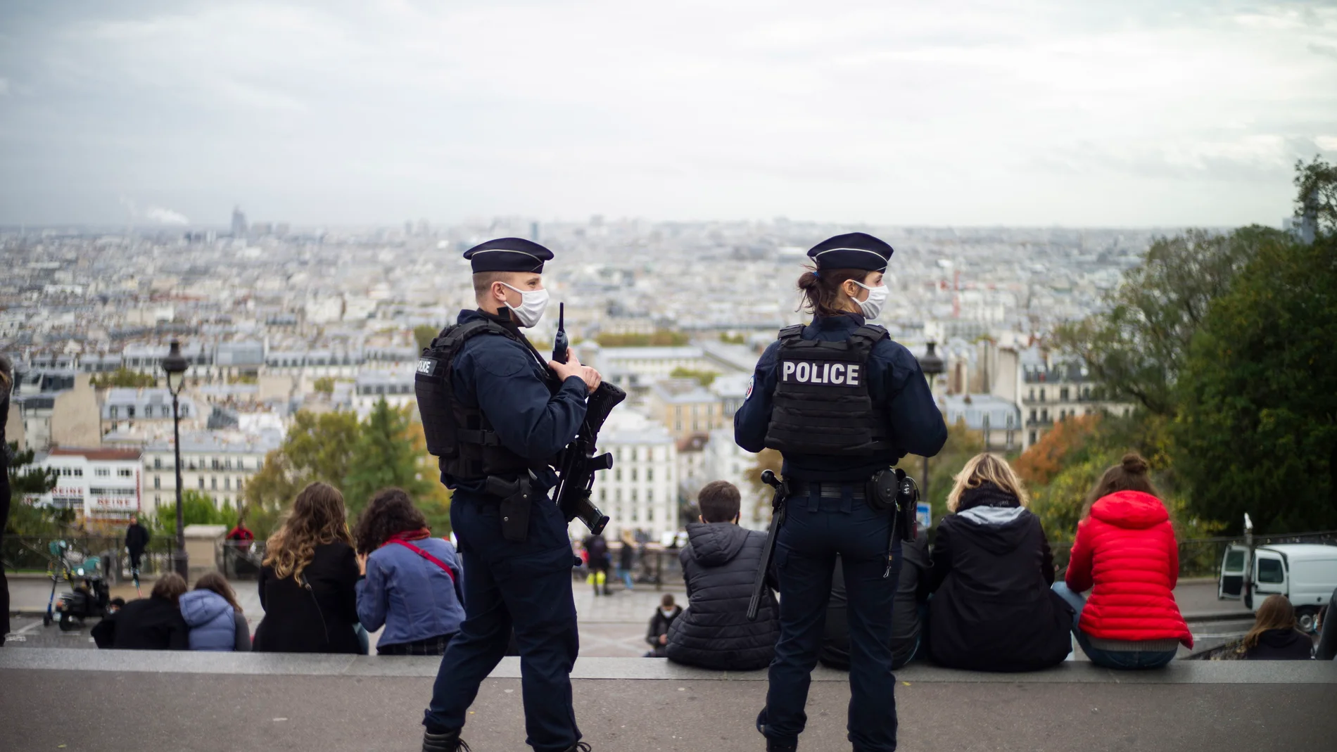 Policías franceses patrullan cerca de la Basílica del Sagrado Corazón en París