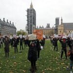 Actores protestan contra las restricciones anti covid frente al Parlamento británico