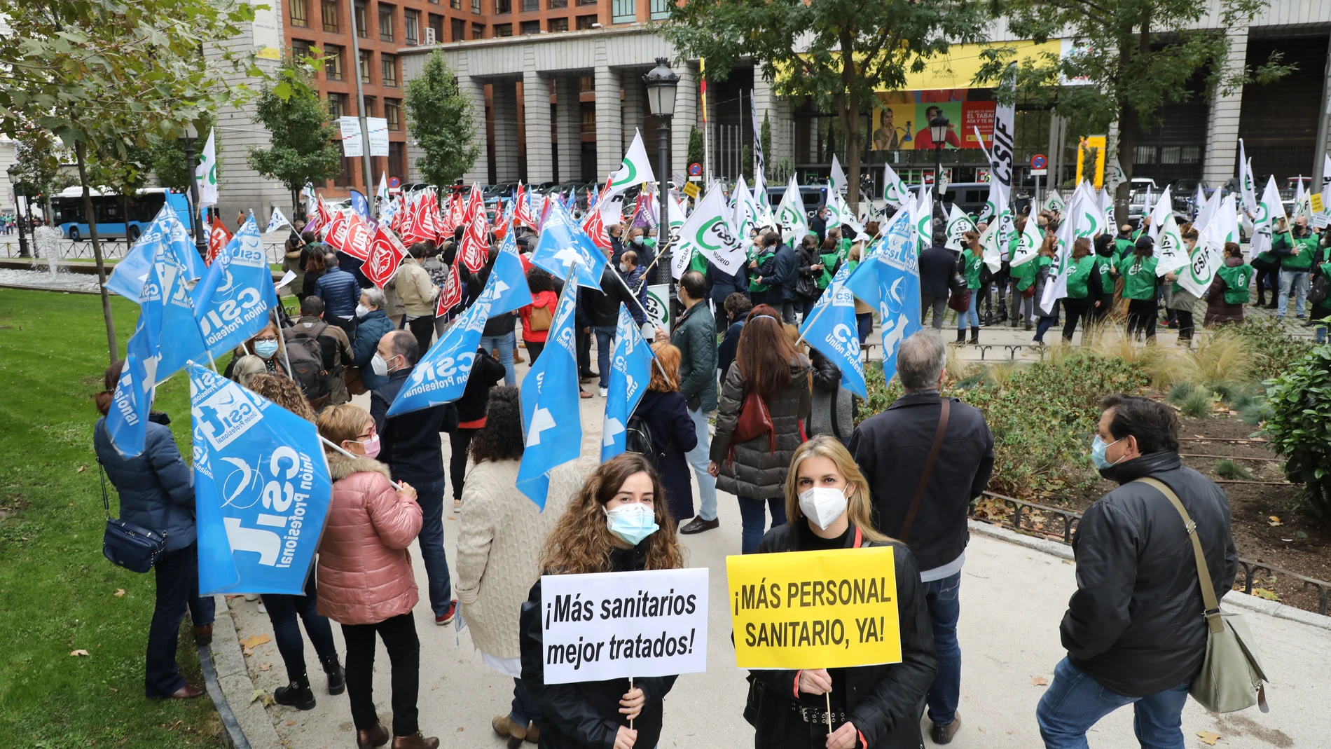 Vista de la manifestación en frente de las puertas del Ministerio de Sanidad en Madrid el jueves, convocada por la Central Sindical Independiente de Funcionarios (CSIF), por una sanidad pública que dignifique a los profesionales sanitarios.