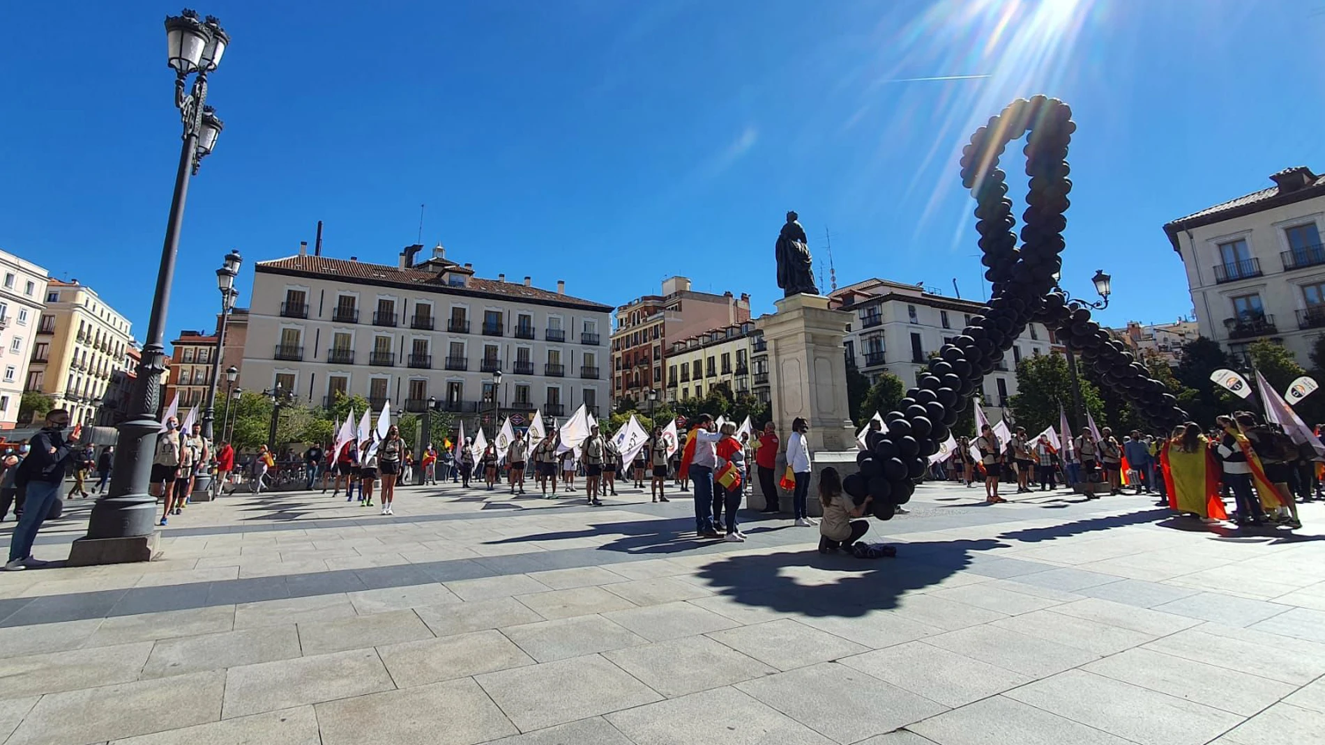 Concentración de Resiste España en la Plaza de Isabel II de Madrid el pasado 12 de octubre