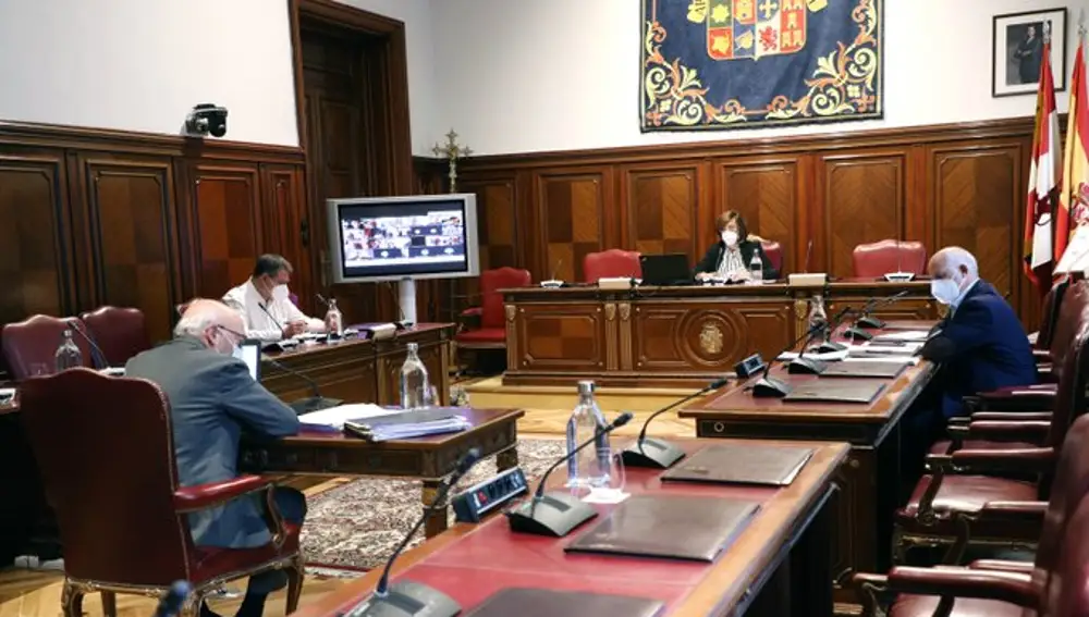 Pleno de la Diputación de Palencia presidido por Ángeles Armisén