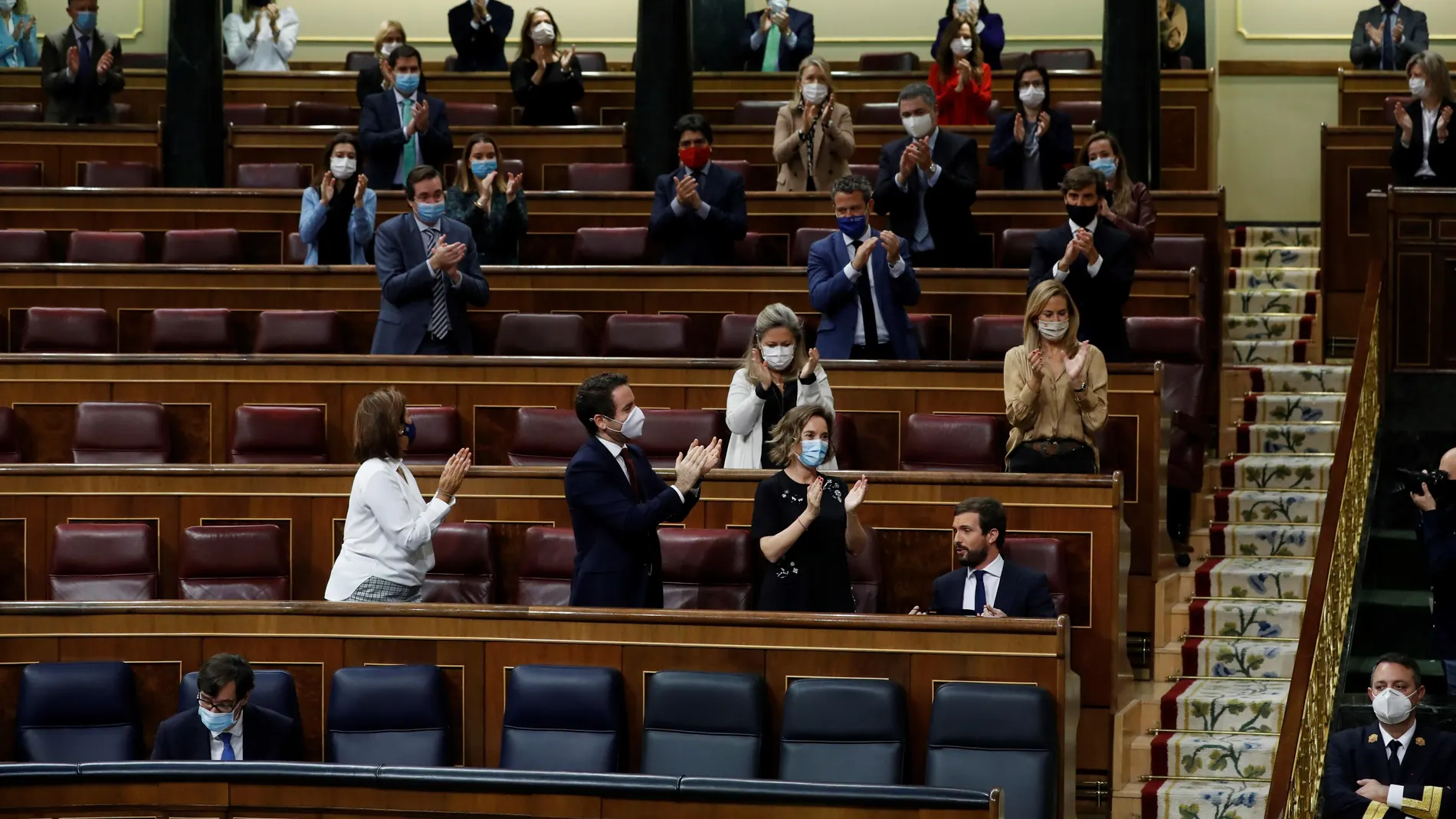 El presidente del PP, Pablo Casado, es ovacionado por los miembros de su grupo parlamentario