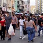 Un grupo de personas camina en una de las zonas comerciales de Sao Paulo