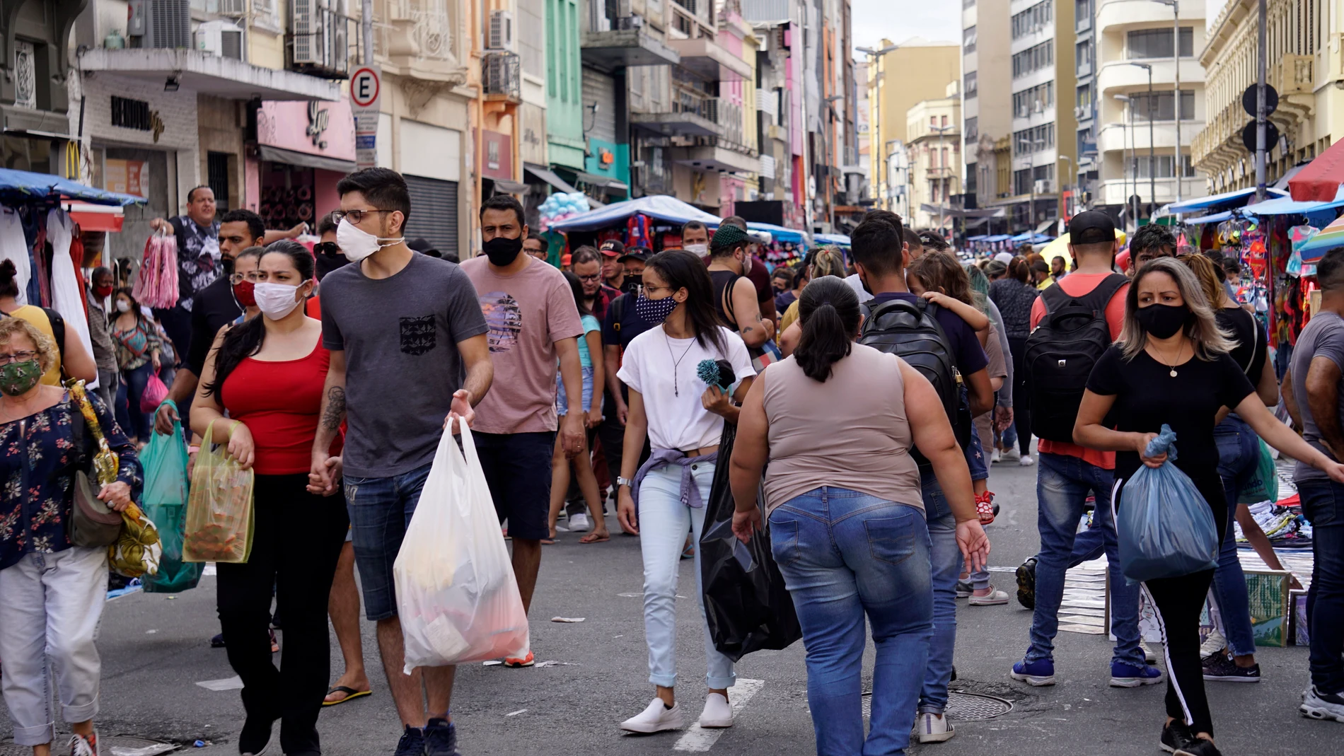Un grupo de personas camina en una de las zonas comerciales de Sao Paulo