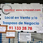 Carteles que anuncian la venta o traspaso de negocios en Madrid