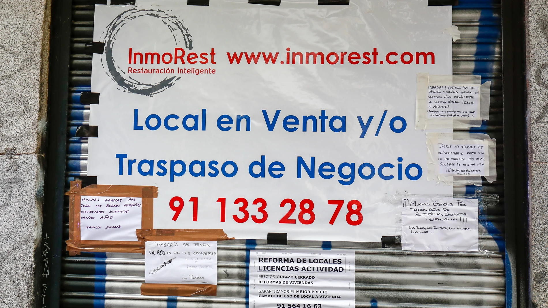 Carteles que anuncian la venta o traspaso de negocios en Madrid