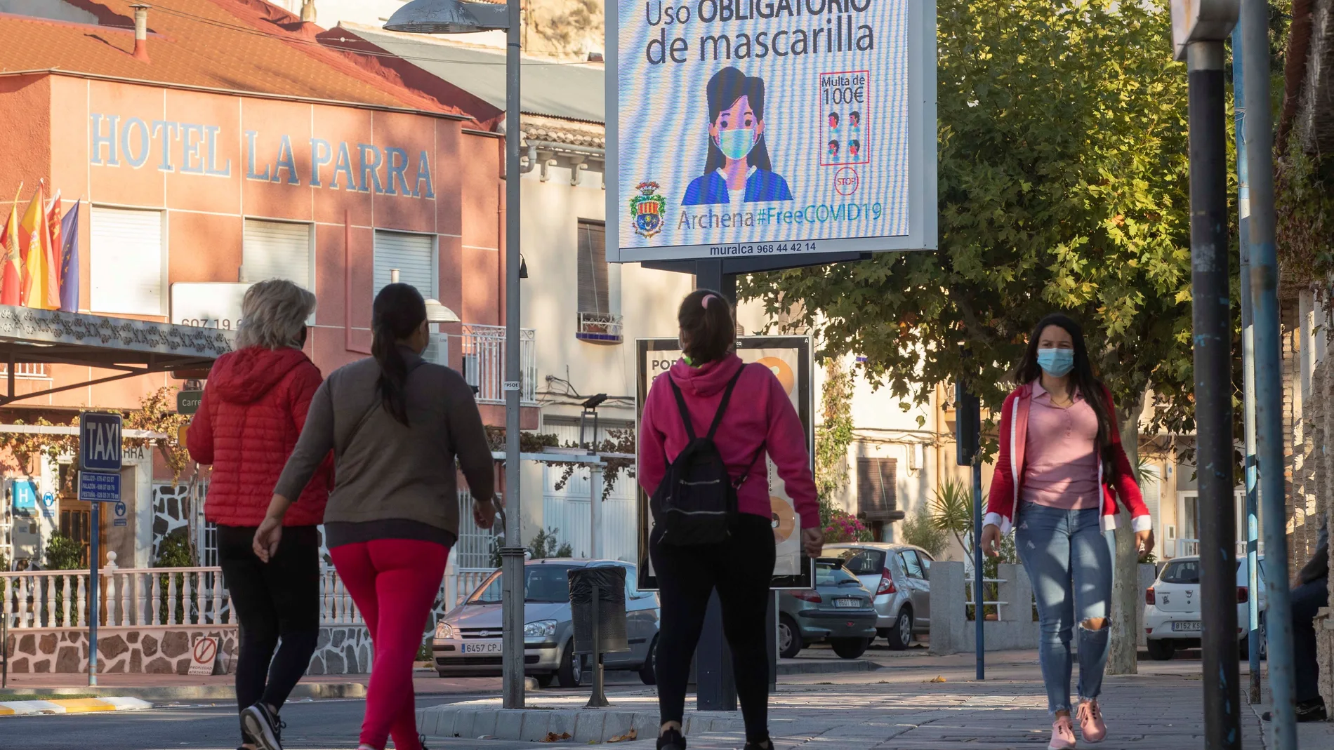Varias personas caminan este jueves por las calles de Archena, (Murcia), una de las localidades murciana donde se aplica una fase 1 flexibilizada hasta el próximo lunes 9 de noviembre, tras acumular en los últimos 7 días 559,6 casos de COVID-19 por cada 100.000 habitantes. EFE/Marcial Guillén