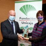 Francisco Cañadas, responsable de Publicaciones y Premios de la Fundación Unicaja, y la escritora Lidia Bravo, durante el acto de entrega del premio