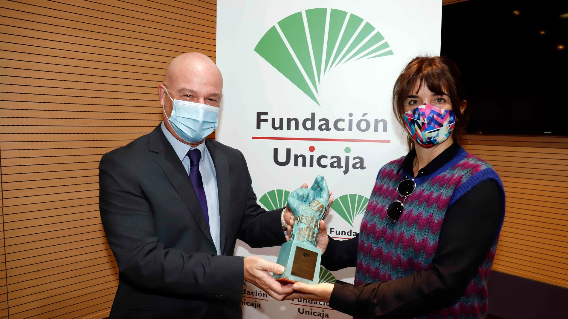 Francisco Cañadas, responsable de Publicaciones y Premios de la Fundación Unicaja, y la escritora Lidia Bravo, durante el acto de entrega del premio