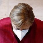 La canciller Angela Merkel al salir de la sesión en el Bundestag